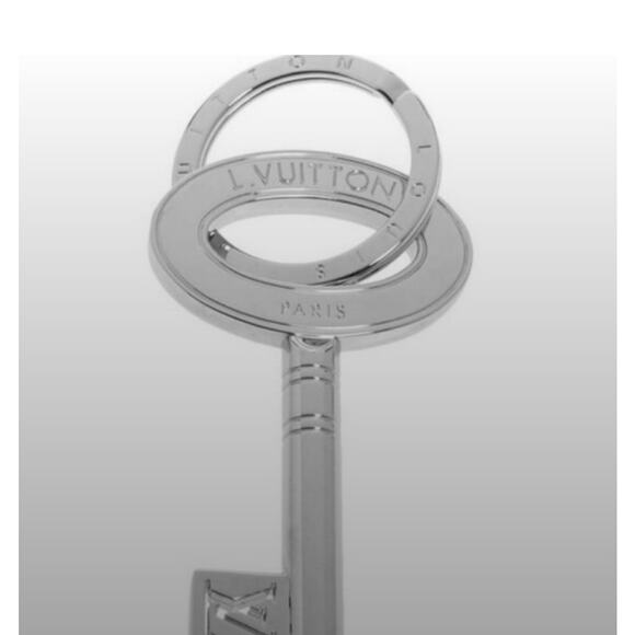 Louis Vuitton Palladium Finish Travel Key Ring - Picture 8 of 8